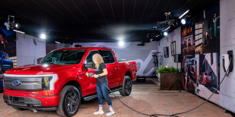 PG&E officially allows Ford F-150 Lightning and bidirectional charger to be used in V2H setups