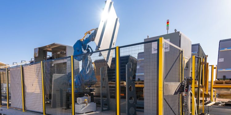 Automated construction platform installs 17 MW of 225-MW solar project in Arizona desert