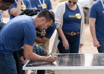 Arizona governor attends groundbreaking for 300-MW solar project