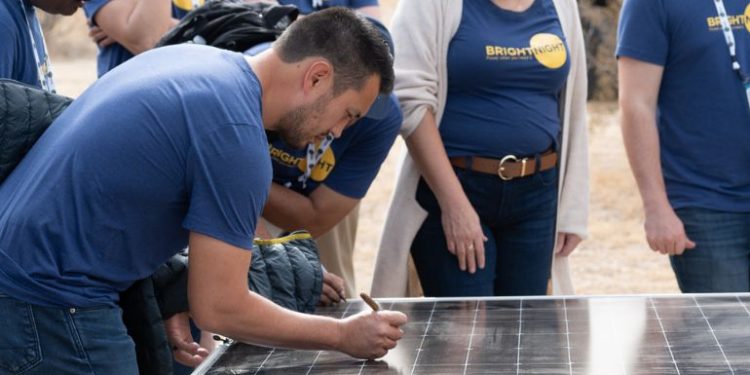 Arizona governor attends groundbreaking for 300-MW solar project