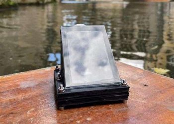 Solar-powered device produces clean water and clean fuel at the same time