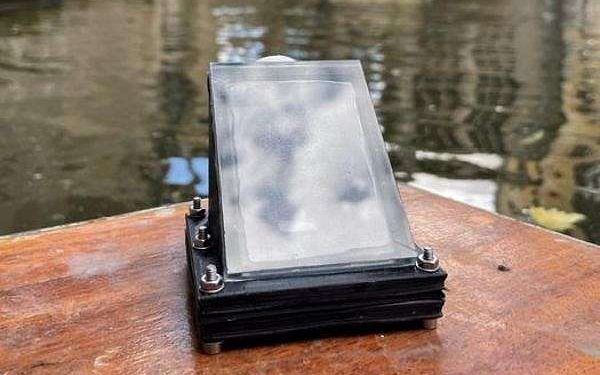 Solar-powered device produces clean water and clean fuel at the same time