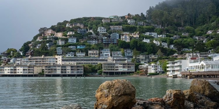Solar Solutions for Coastal Living on California’s Beaches