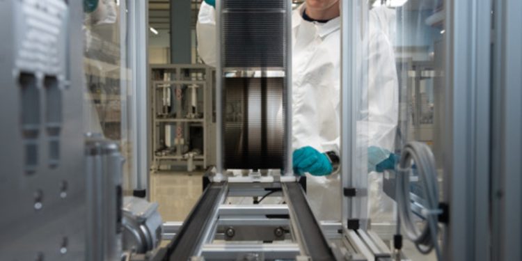 Oxford PV reaches 25% efficiency on silicon-perovskite tandem solar panel