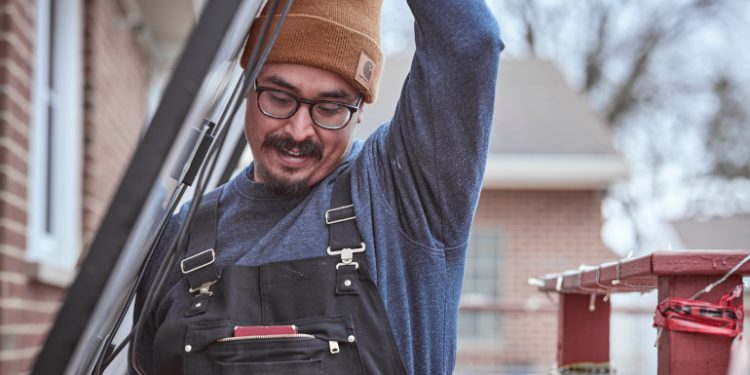 Carhartt explains the benefits of UV-rated clothing for solar contractors