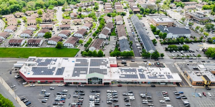 UGE completes 510-kW community solar array on Staten Island shopping center