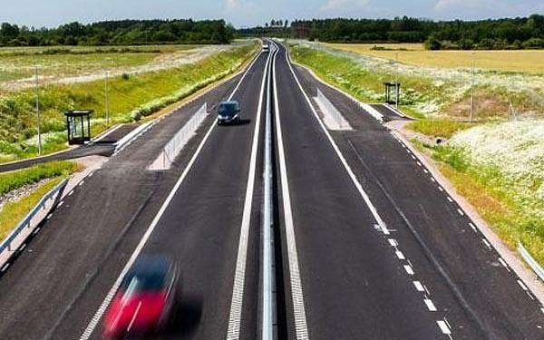 Solar panels over highways could significantly cut emissions and boost road safety