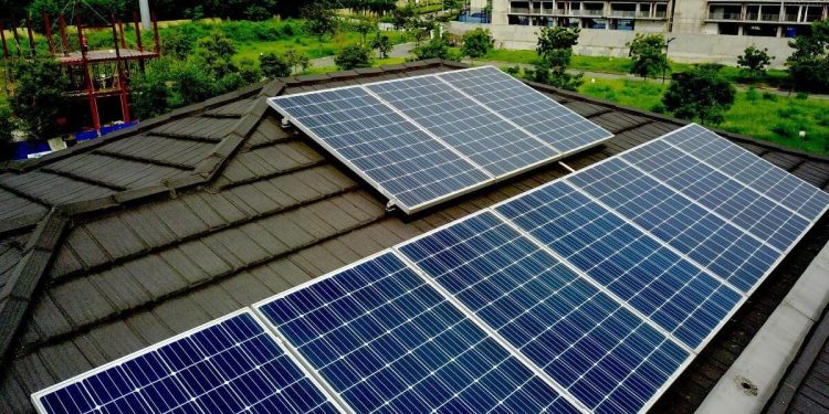 5 Benefits of Combining Solar Energy With Battery Storage