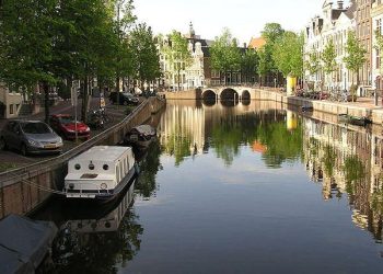 Anger as Amsterdam allows ‘ugly’ solar panels on historic canal houses