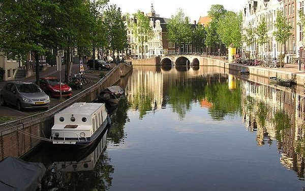 Anger as Amsterdam allows ‘ugly’ solar panels on historic canal houses