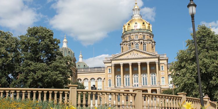 Iowa legislature advances community solar bill