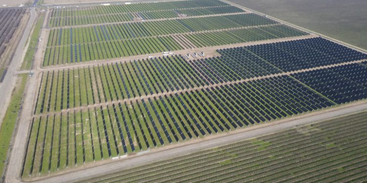 Longroad Energy develops 13-MW solar project for California glass packaging facility