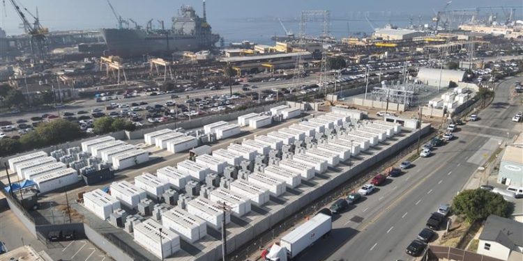 Arevon completes 400-MWh battery project on San Diego coast