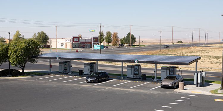 Oregon travel plaza adds fast EV chargers powered by 40 kW of solar + storage
