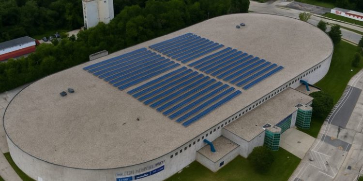 Arch Solar completes 690-kW system on Milwaukee ice skating center