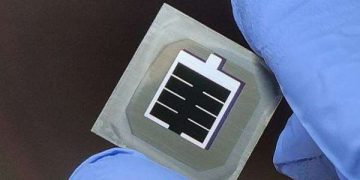 Molecular contacts push tandem solar cells to 31.4 percent efficiency