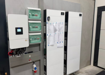 49.14kWh lifepo battery System: Two LFP.6144.G4 Units with Deye Inverter