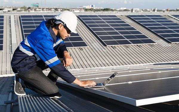 Single Photo System Forecasts Solar Panel Output and Reveals Orientation Losses in Urban Settings