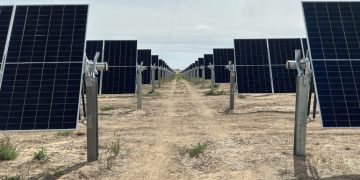 Avangrid starts laying panels on another large solar project in Oregon
