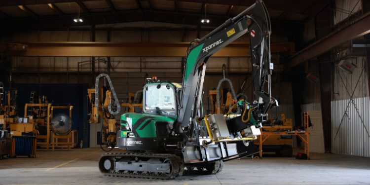Xpanner sets up excavator-based solar panel installation